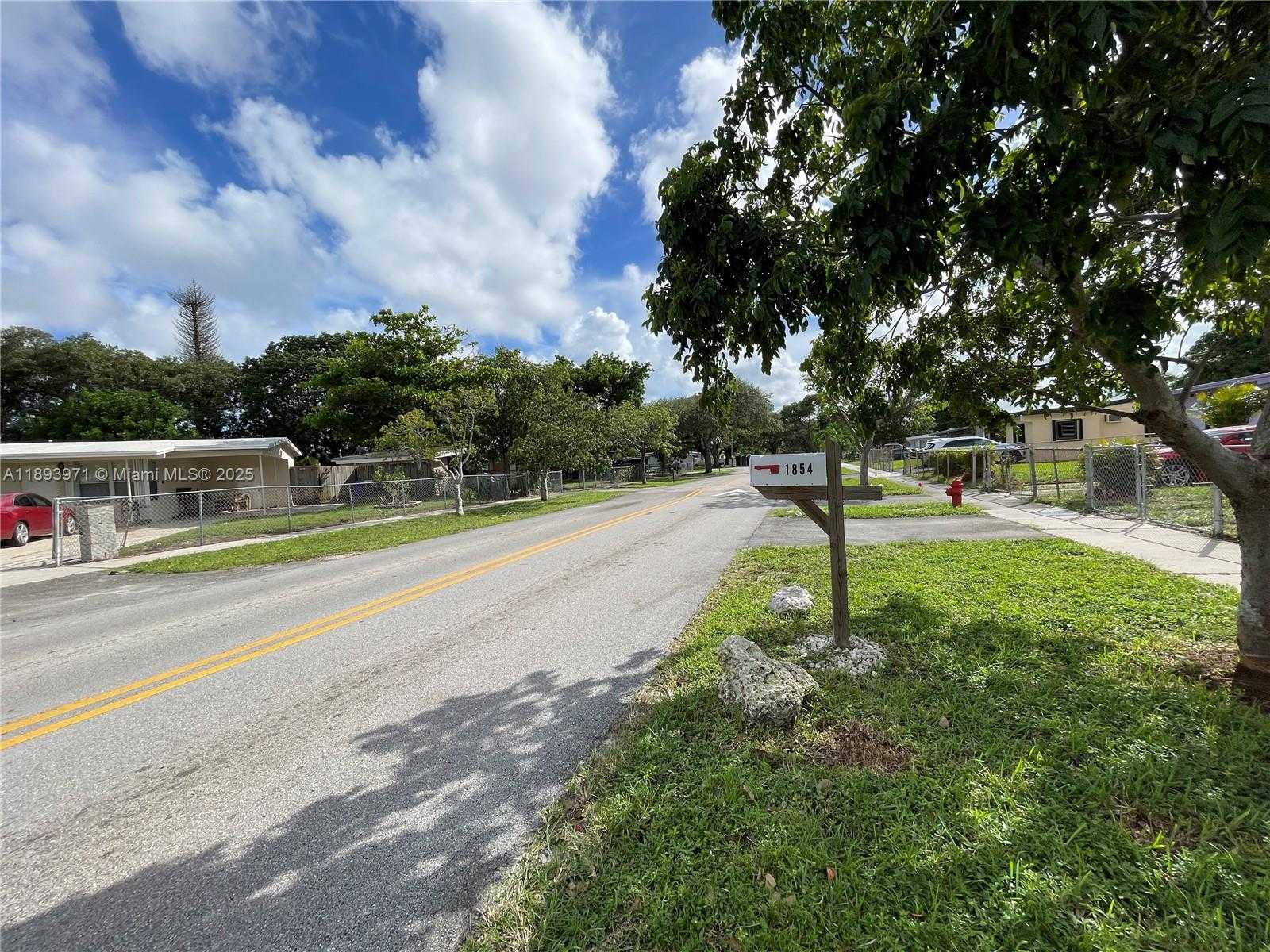 Small Image of 1854 LAUDERDALE MANOR DR, Fort Lauderdale Number 2