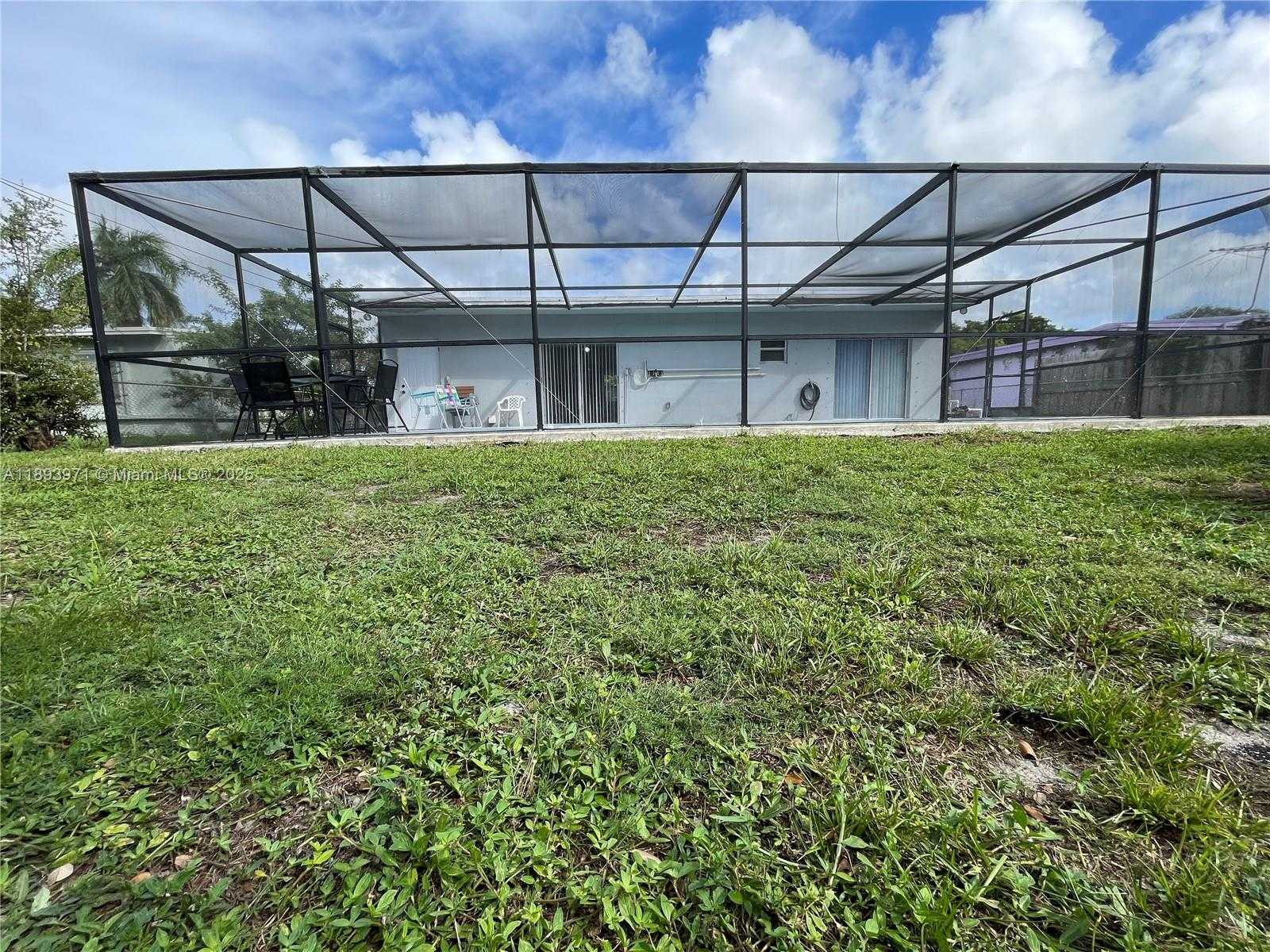 Small Image of 1854 LAUDERDALE MANOR DR, Fort Lauderdale Number 3