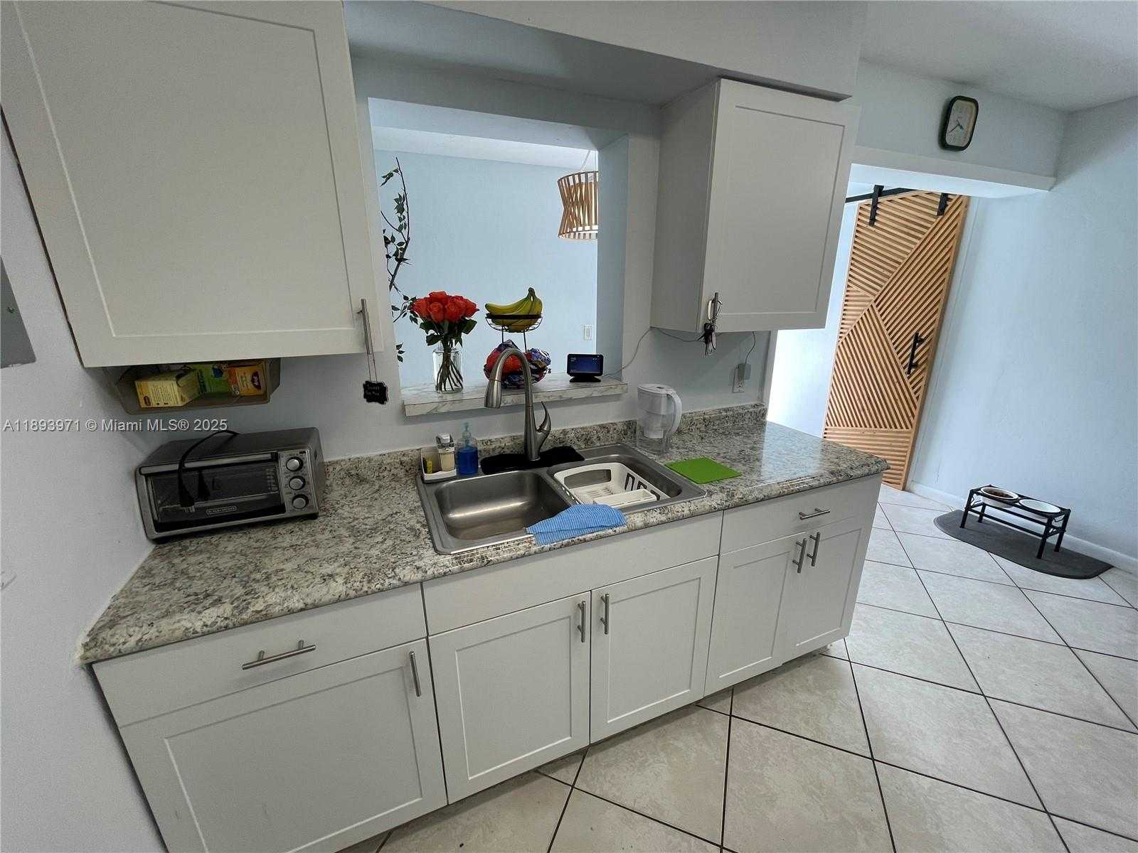 Small Image of 1854 LAUDERDALE MANOR DR, Fort Lauderdale Number 6