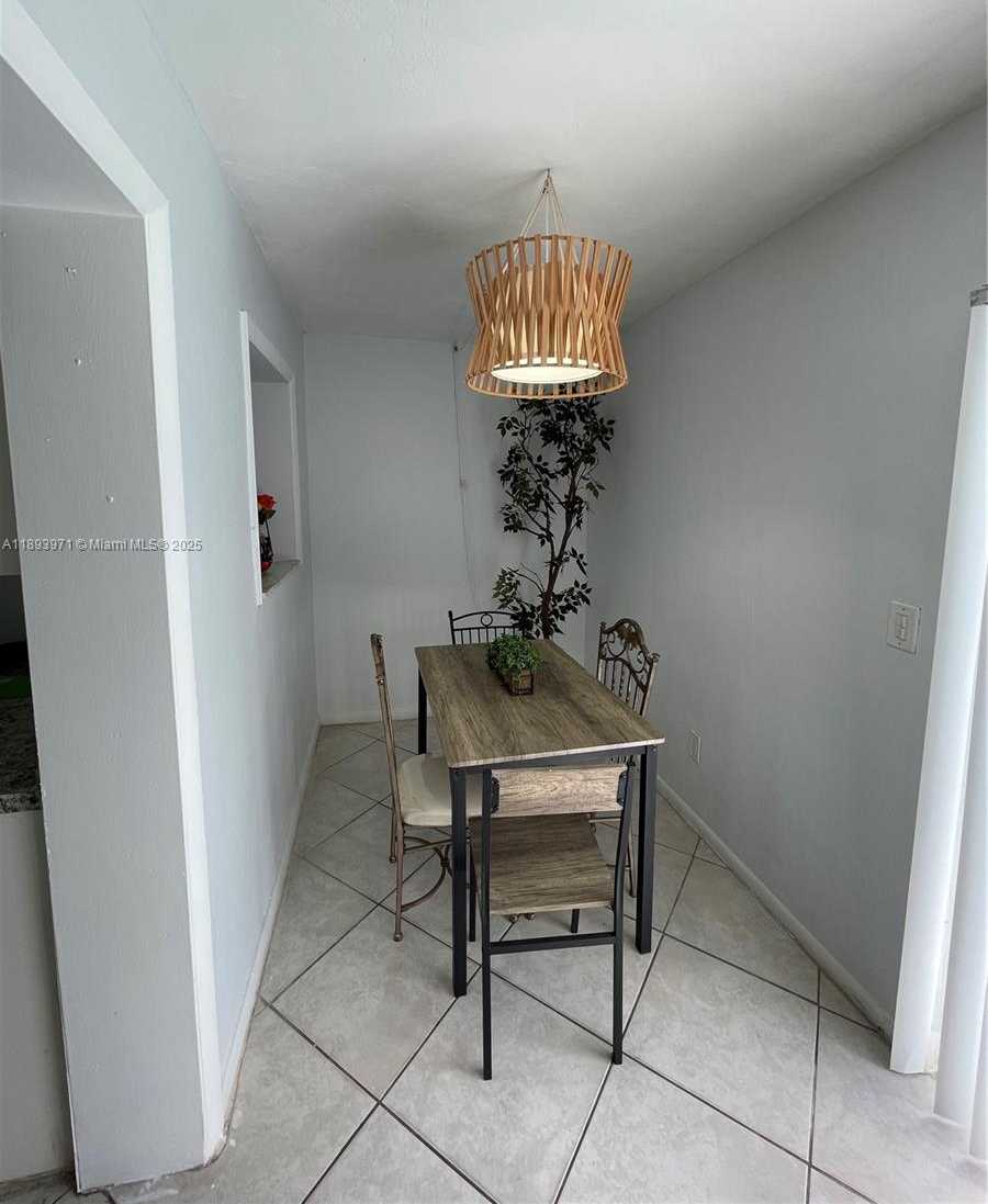 Small Image of 1854 LAUDERDALE MANOR DR, Fort Lauderdale Number 7