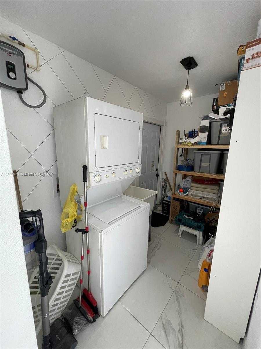 Small Image of 1854 LAUDERDALE MANOR DR, Fort Lauderdale Number 8