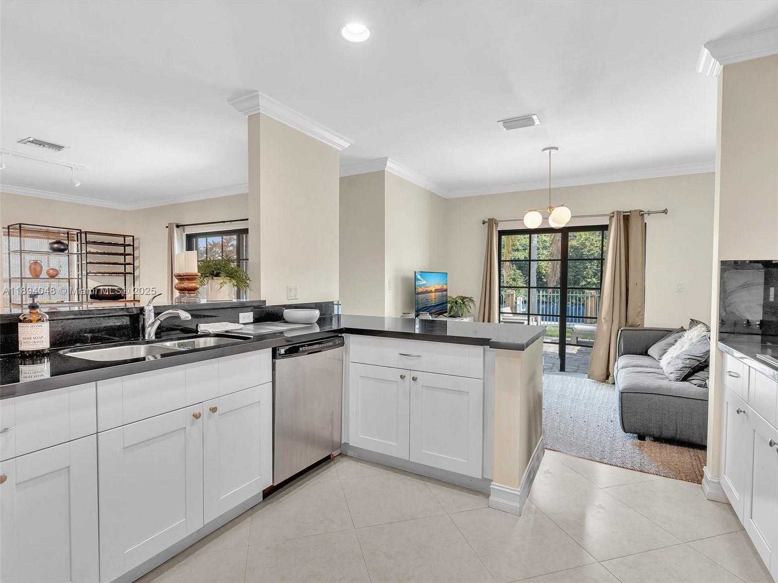 Small Image of 2901 HIDDEN HARBOUR ST, Dania Beach Number 14