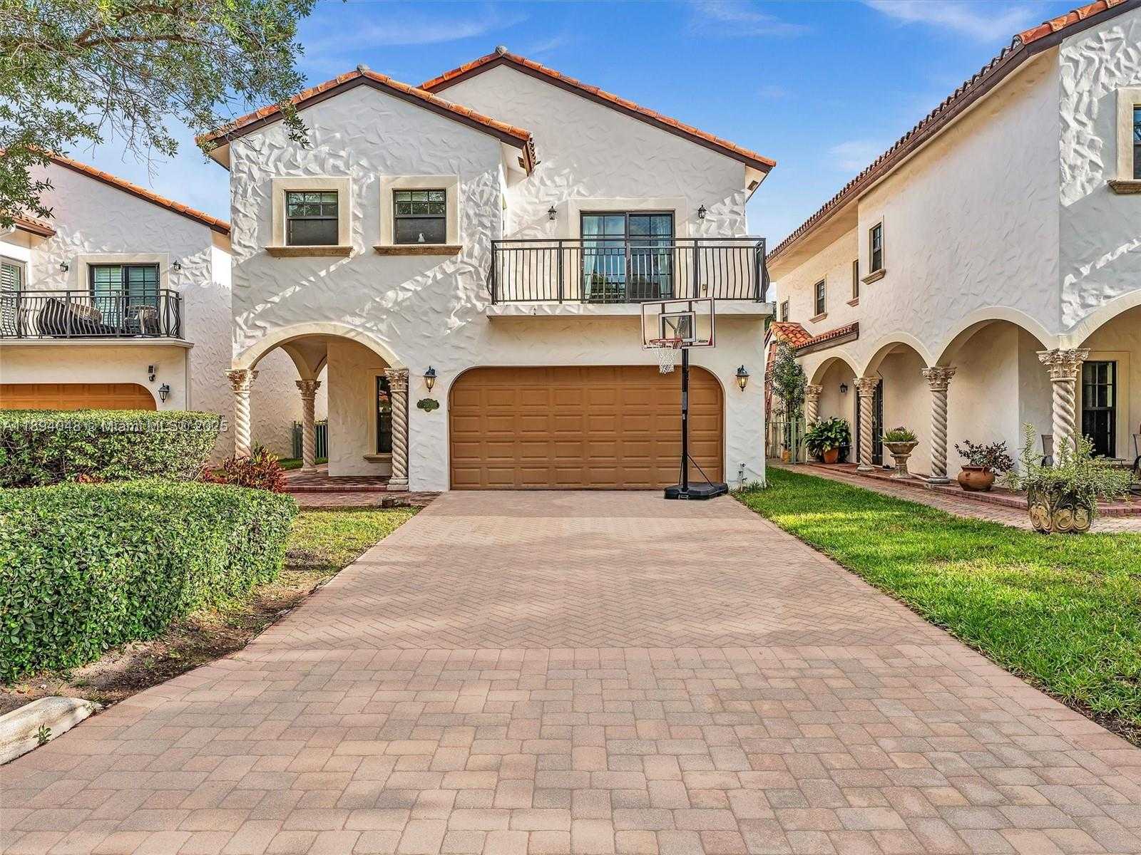 Small Image of 2901 HIDDEN HARBOUR ST, Dania Beach Number 2