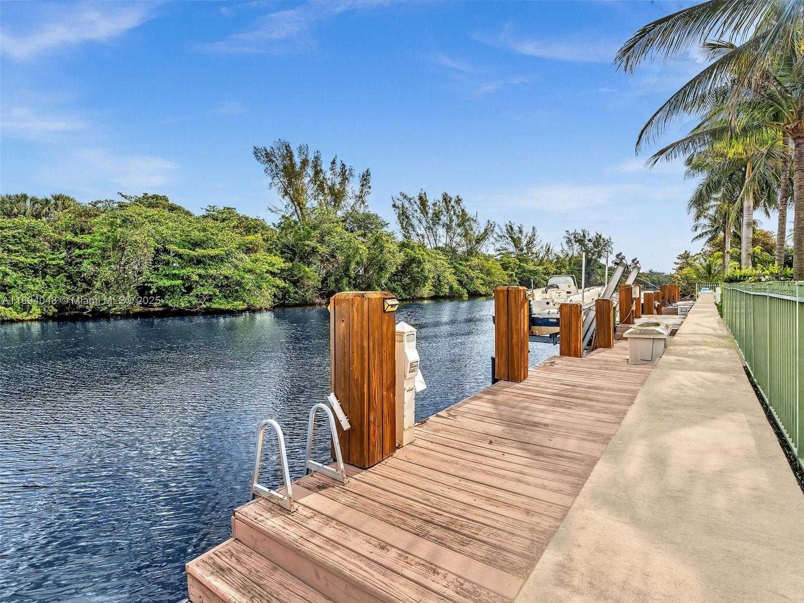 Small Image of 2901 HIDDEN HARBOUR ST, Dania Beach Number 4
