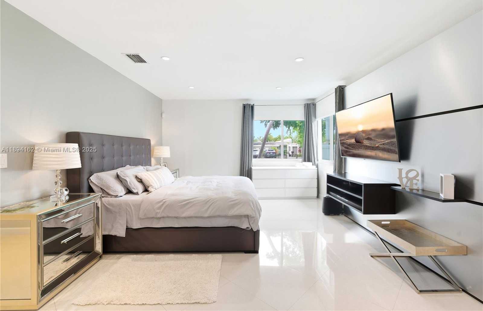 Small Image of 12932 IXORA RD, North Miami Number 11