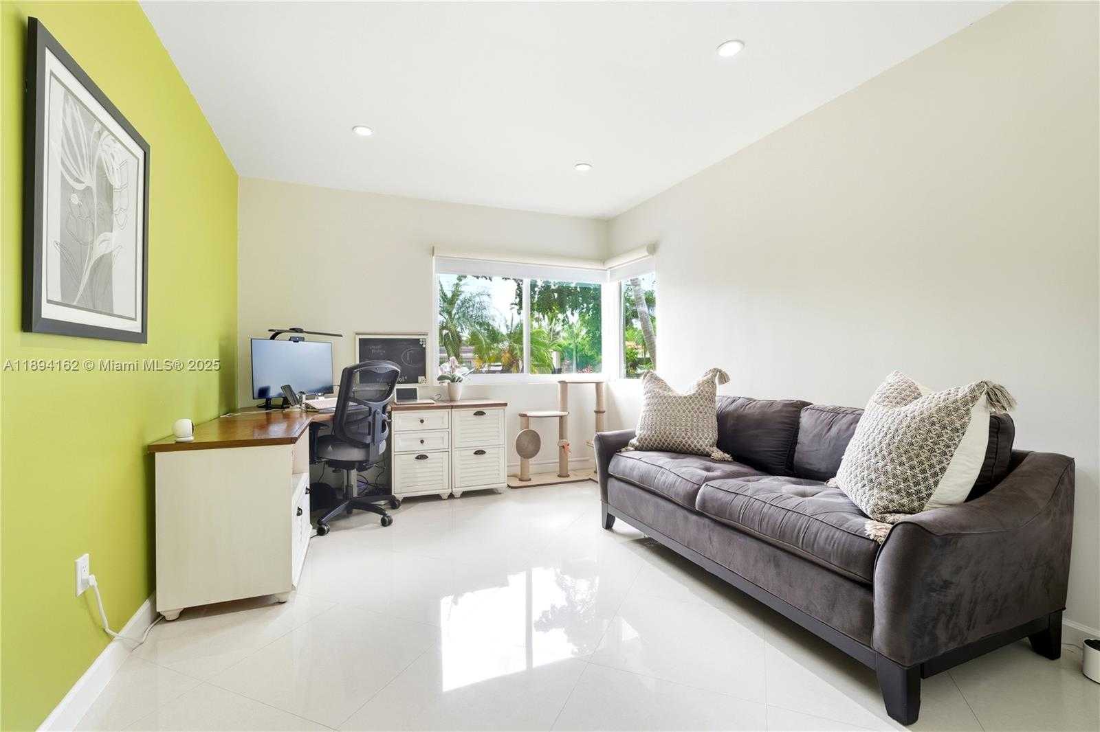 Small Image of 12932 IXORA RD, North Miami Number 16
