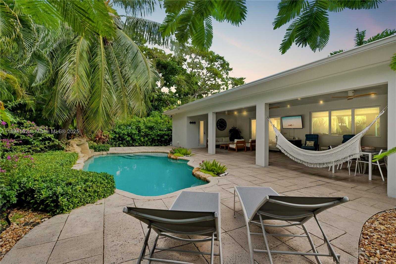 Small Image of 12932 IXORA RD, North Miami Number 3