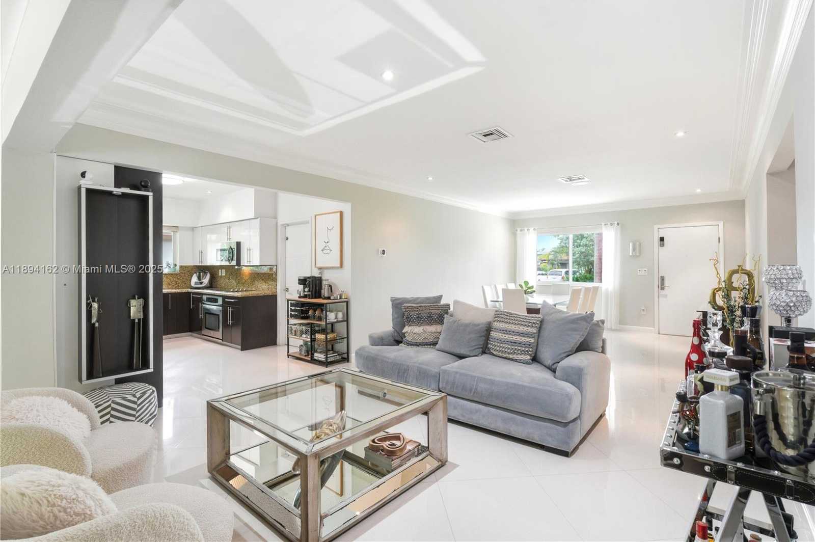 Small Image of 12932 IXORA RD, North Miami Number 6
