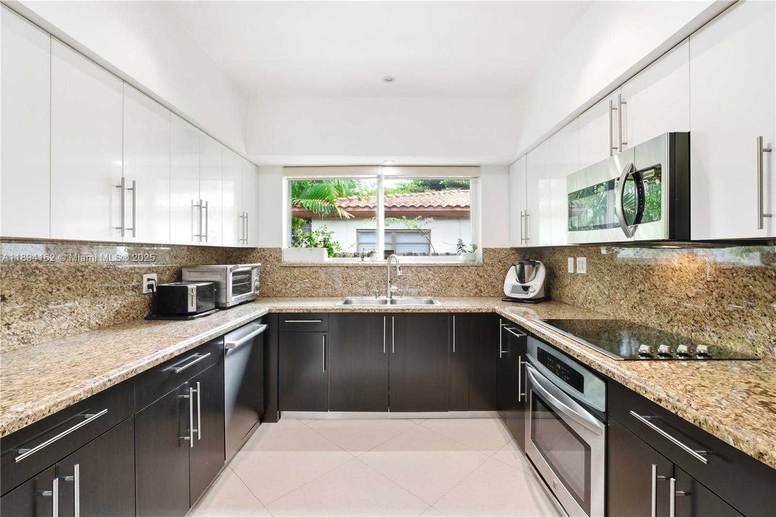 Small Image of 12932 IXORA RD, North Miami Number 7