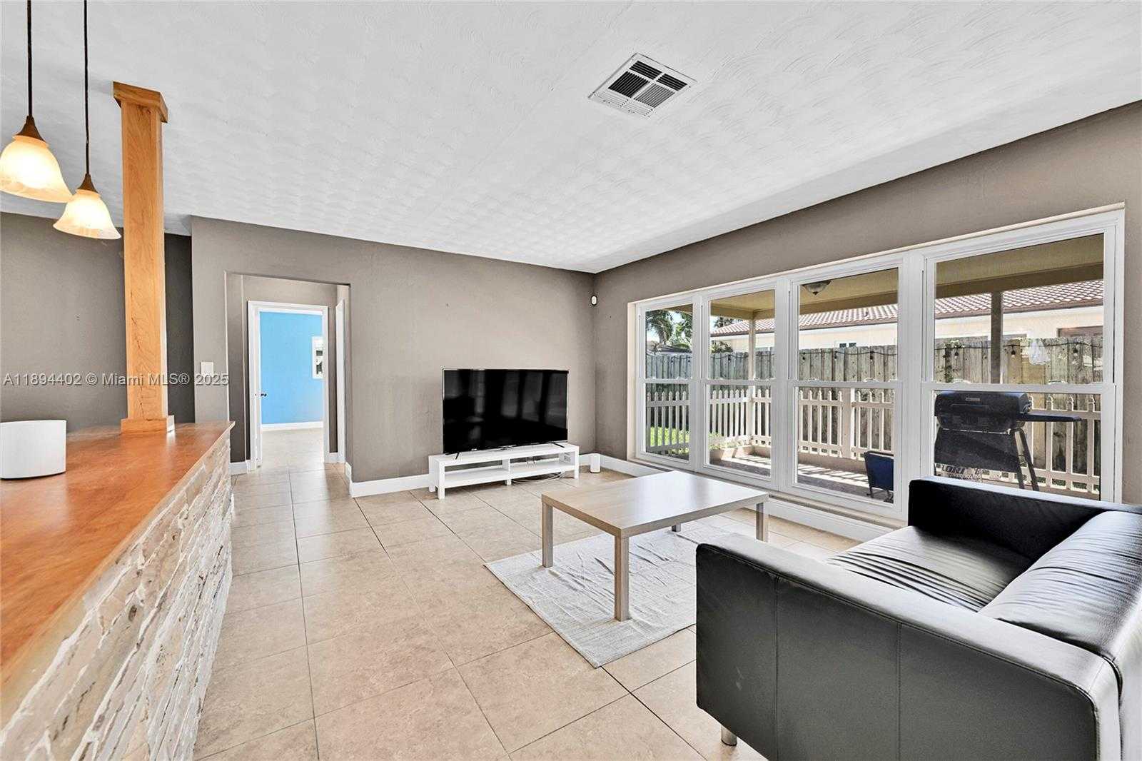 Small Image of 2750 SOUTH EAST 3RD ST, Pompano Beach Number 10