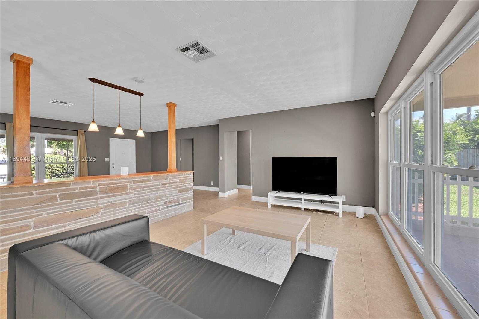 Small Image of 2750 SOUTH EAST 3RD ST, Pompano Beach Number 11