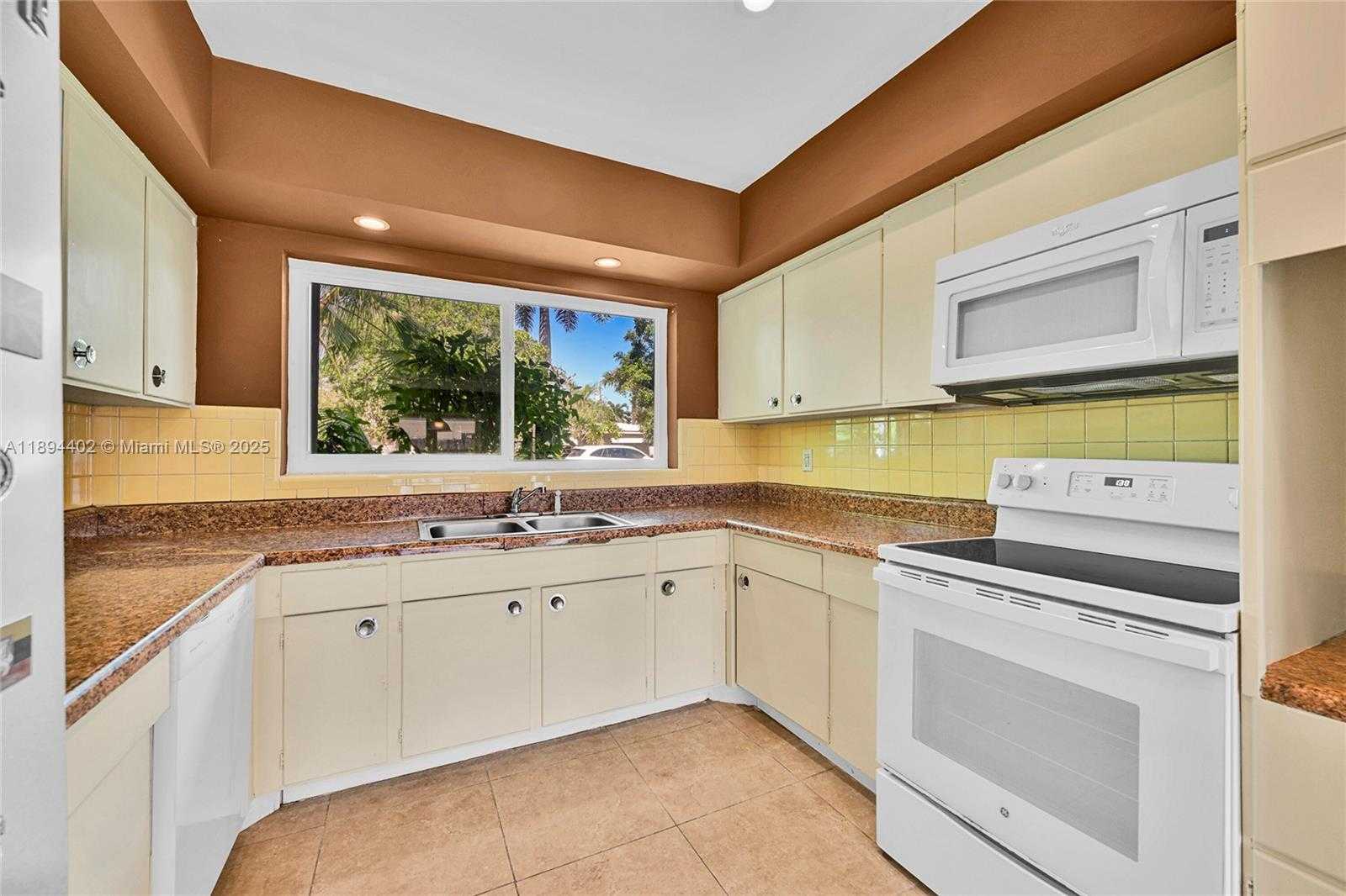 Small Image of 2750 SOUTH EAST 3RD ST, Pompano Beach Number 6