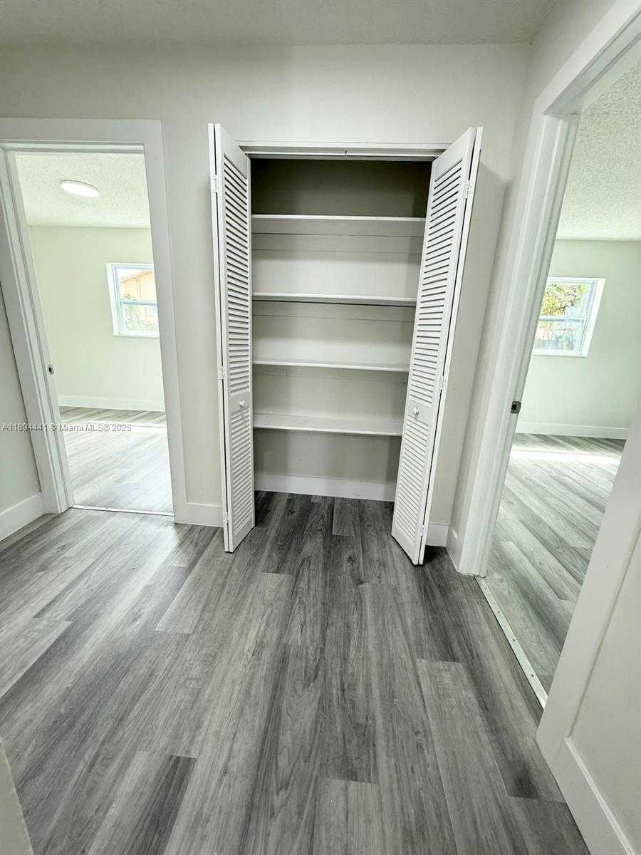 Small Image of 2230 FARRAGUT ST, Hollywood Number 20