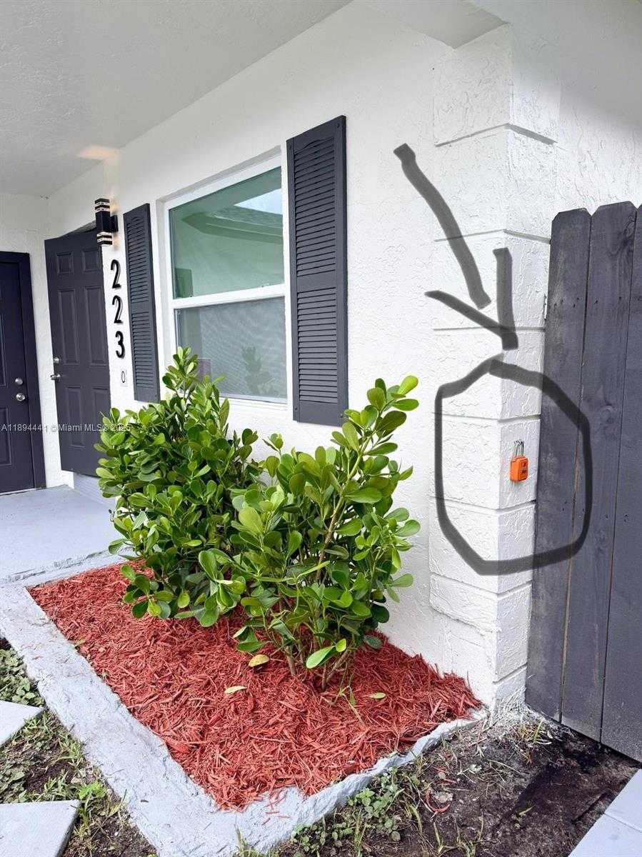 Small Image of 2230 FARRAGUT ST, Hollywood Number 4