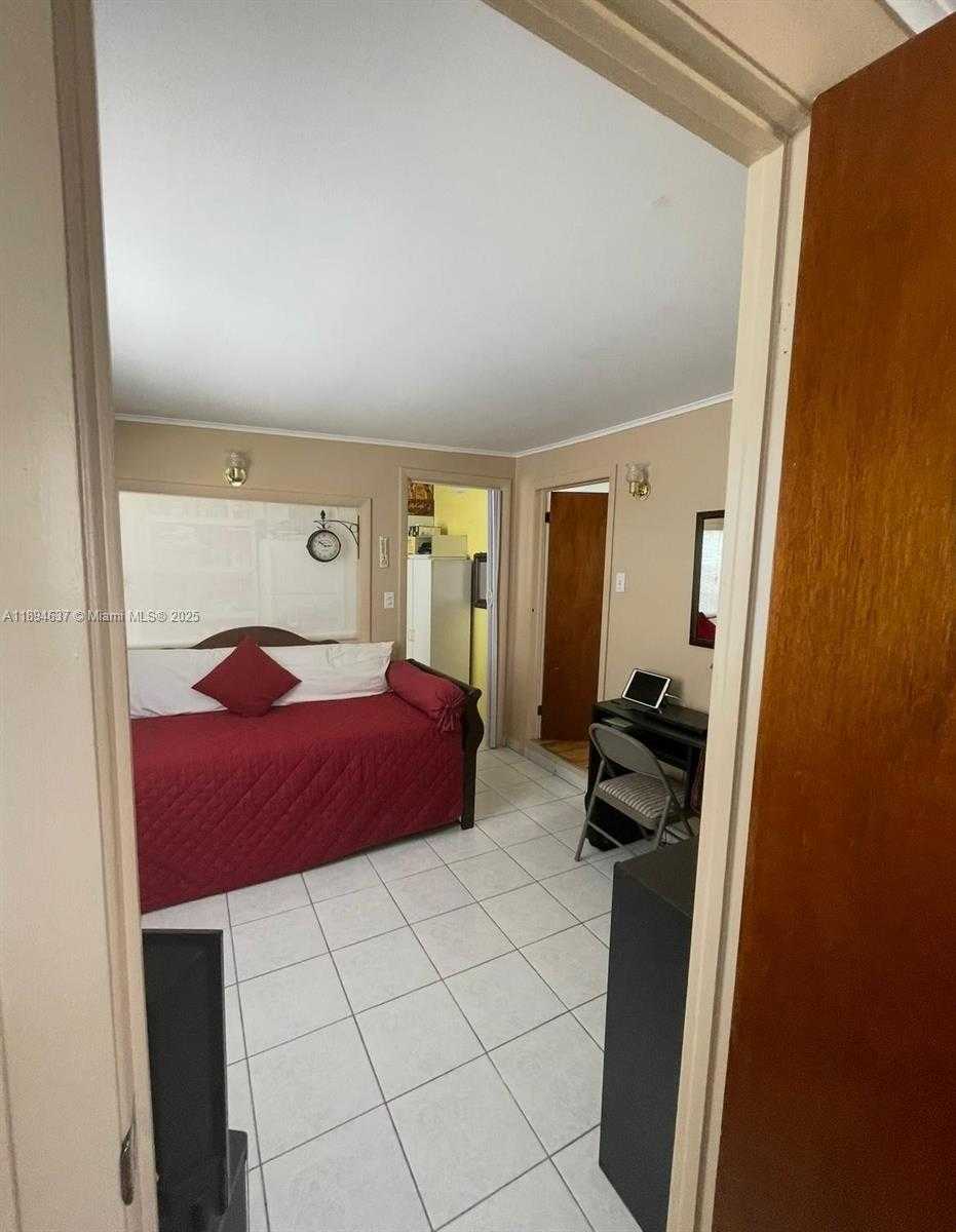 Small Image of 337 CT, Hallandale Beach Number 4