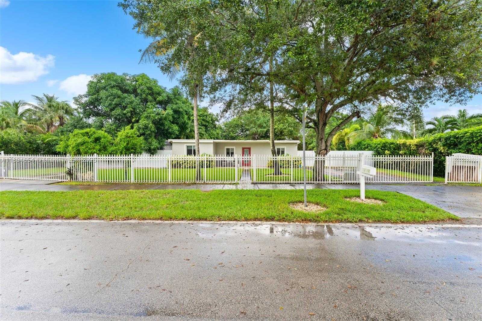 Small Image of 16315 NORTH WEST 24TH AVE, Miami Gardens Number 2