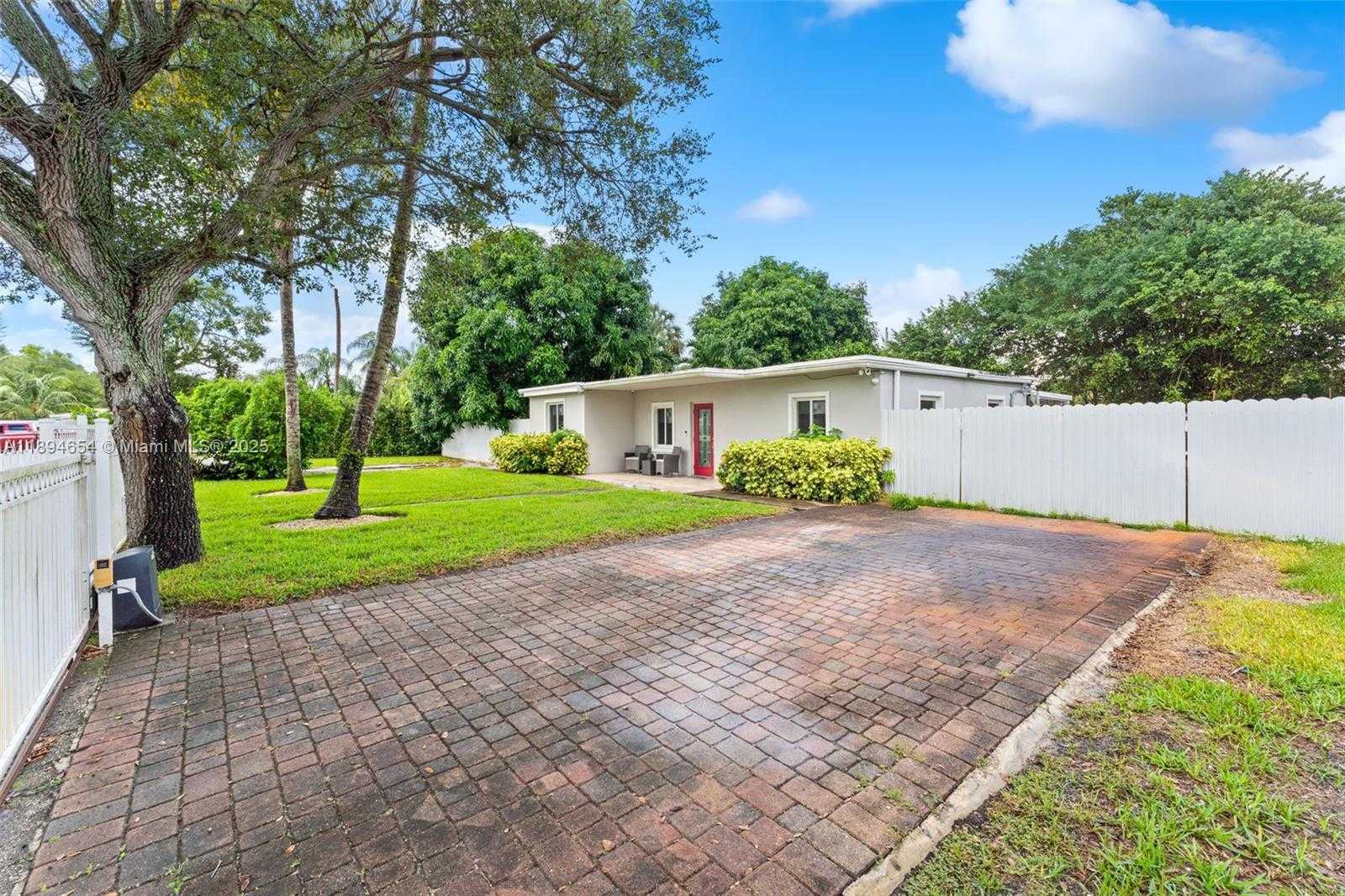 Small Image of 16315 NORTH WEST 24TH AVE, Miami Gardens Number 4