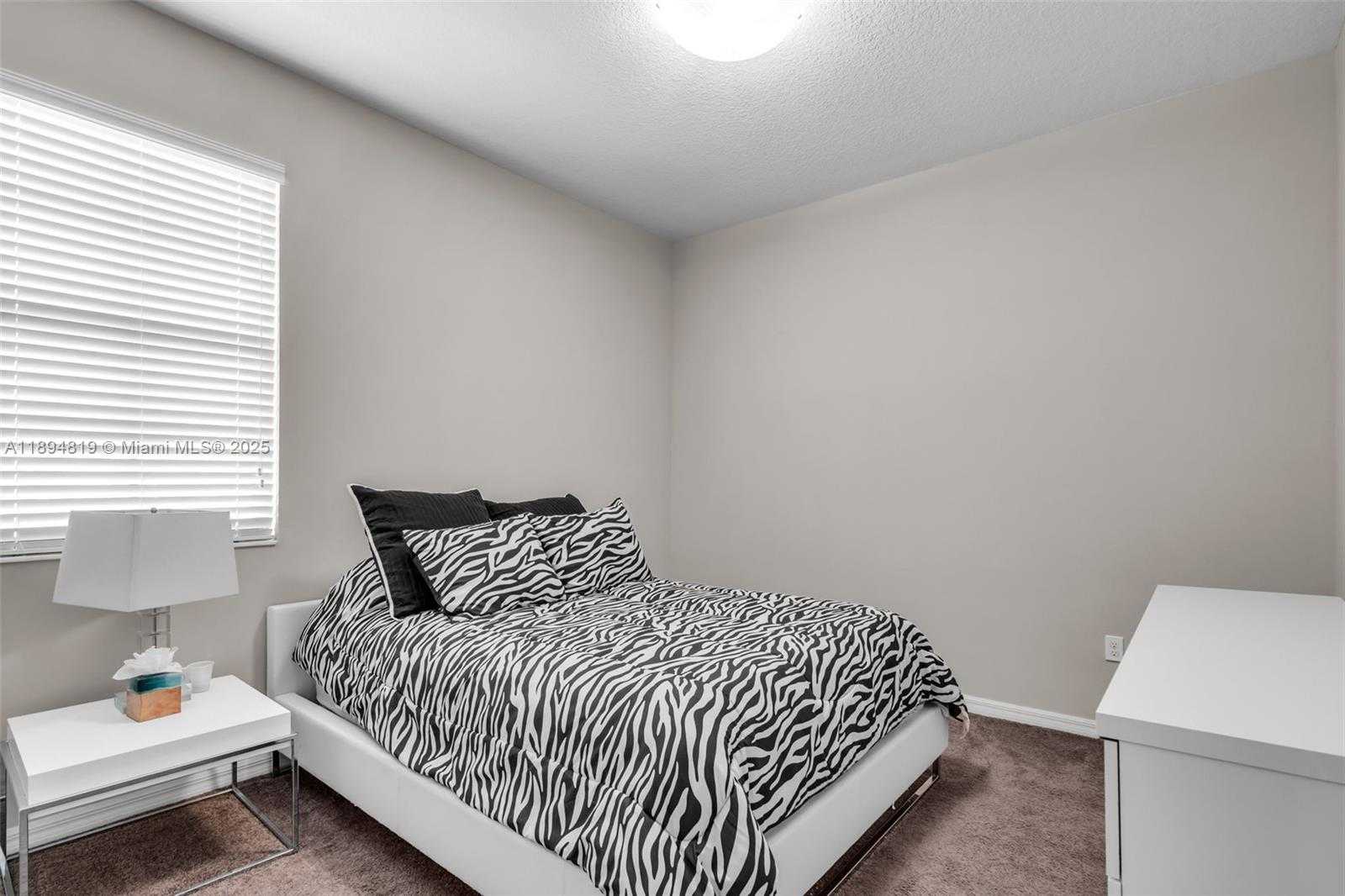 Small Image of Miami Number 25