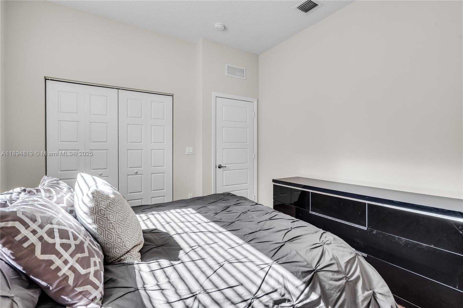 Small Image of Miami Number 29