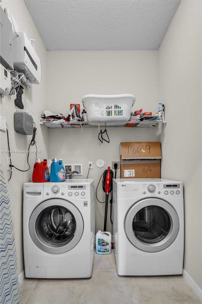 Small Image of Miami Number 33