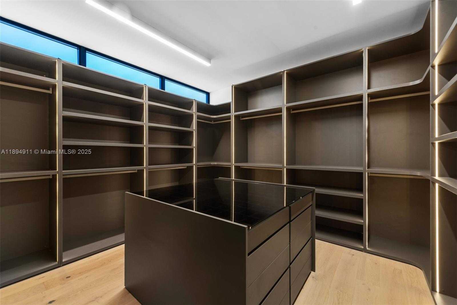 Small Image of 478 TAMARIND DR, Hallandale Beach Number 38