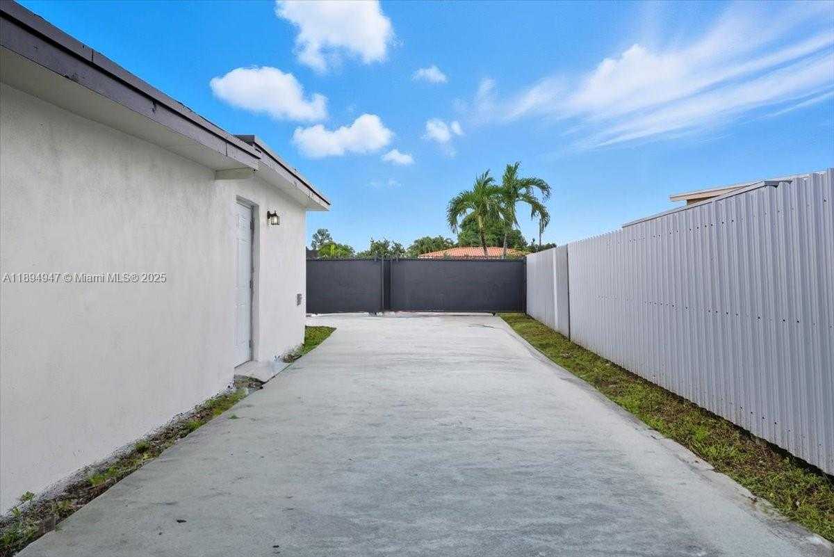 Small Image of 257 WEST 44TH ST, Hialeah Number 29