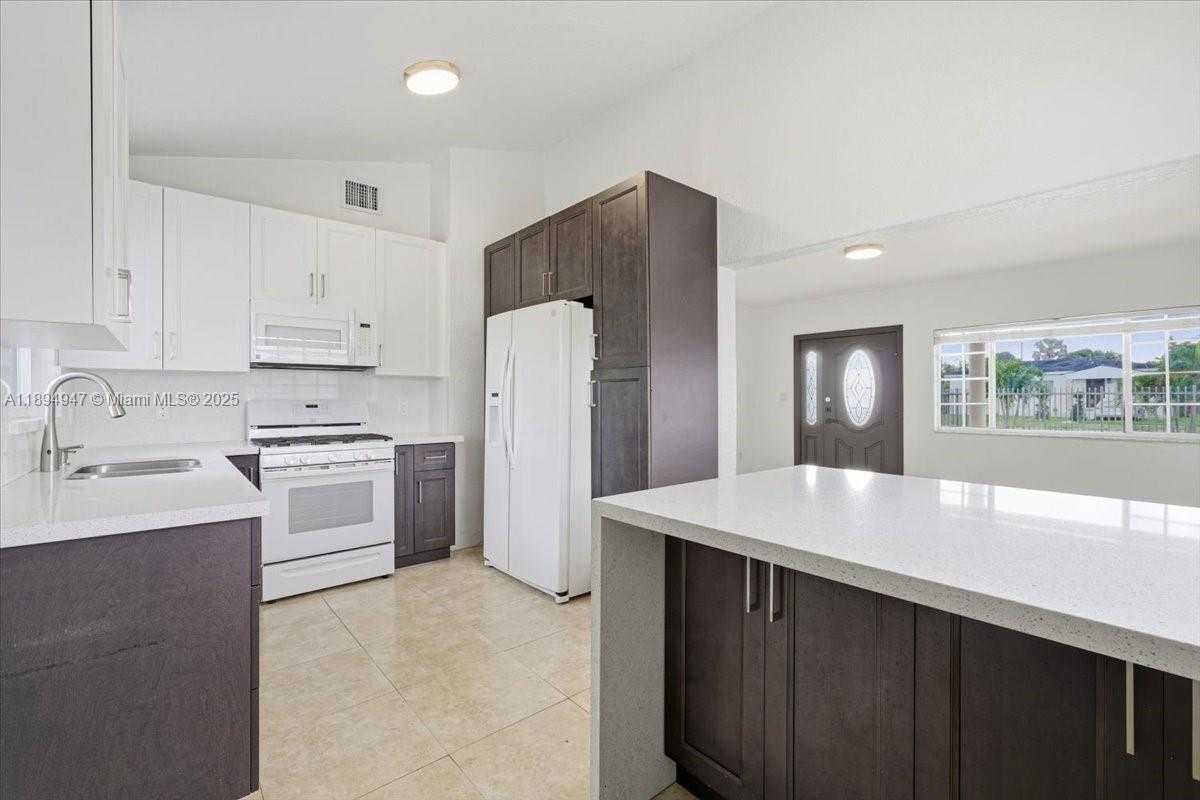 Small Image of 257 WEST 44TH ST, Hialeah Number 8
