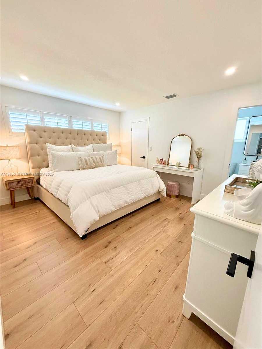 Small Image of 17500 NORTH WEST 82ND CT, Hialeah Number 16