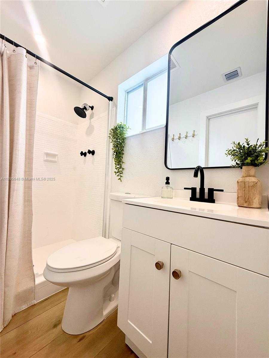 Small Image of 17500 NORTH WEST 82ND CT, Hialeah Number 18