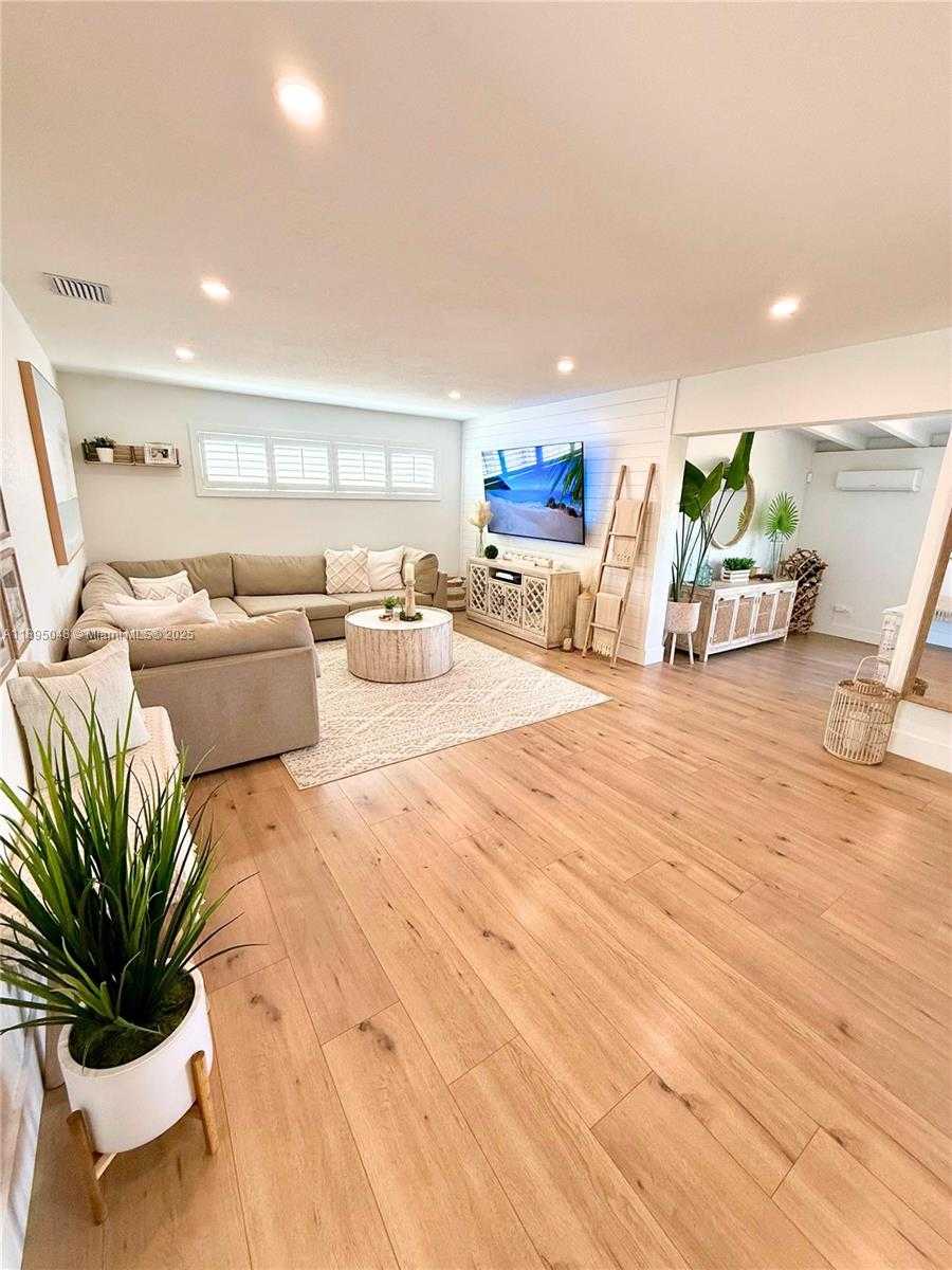 Small Image of 17500 NORTH WEST 82ND CT, Hialeah Number 19