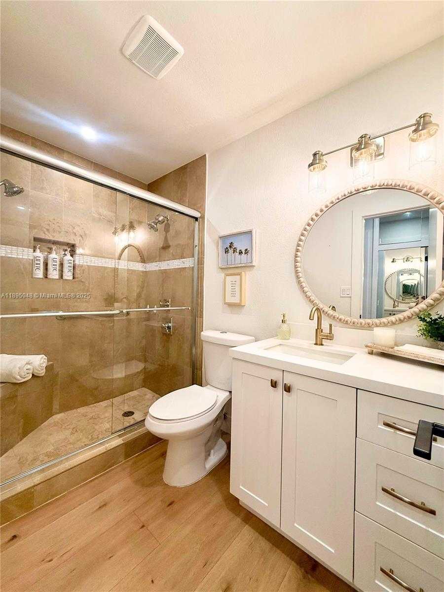 Small Image of 17500 NORTH WEST 82ND CT, Hialeah Number 22