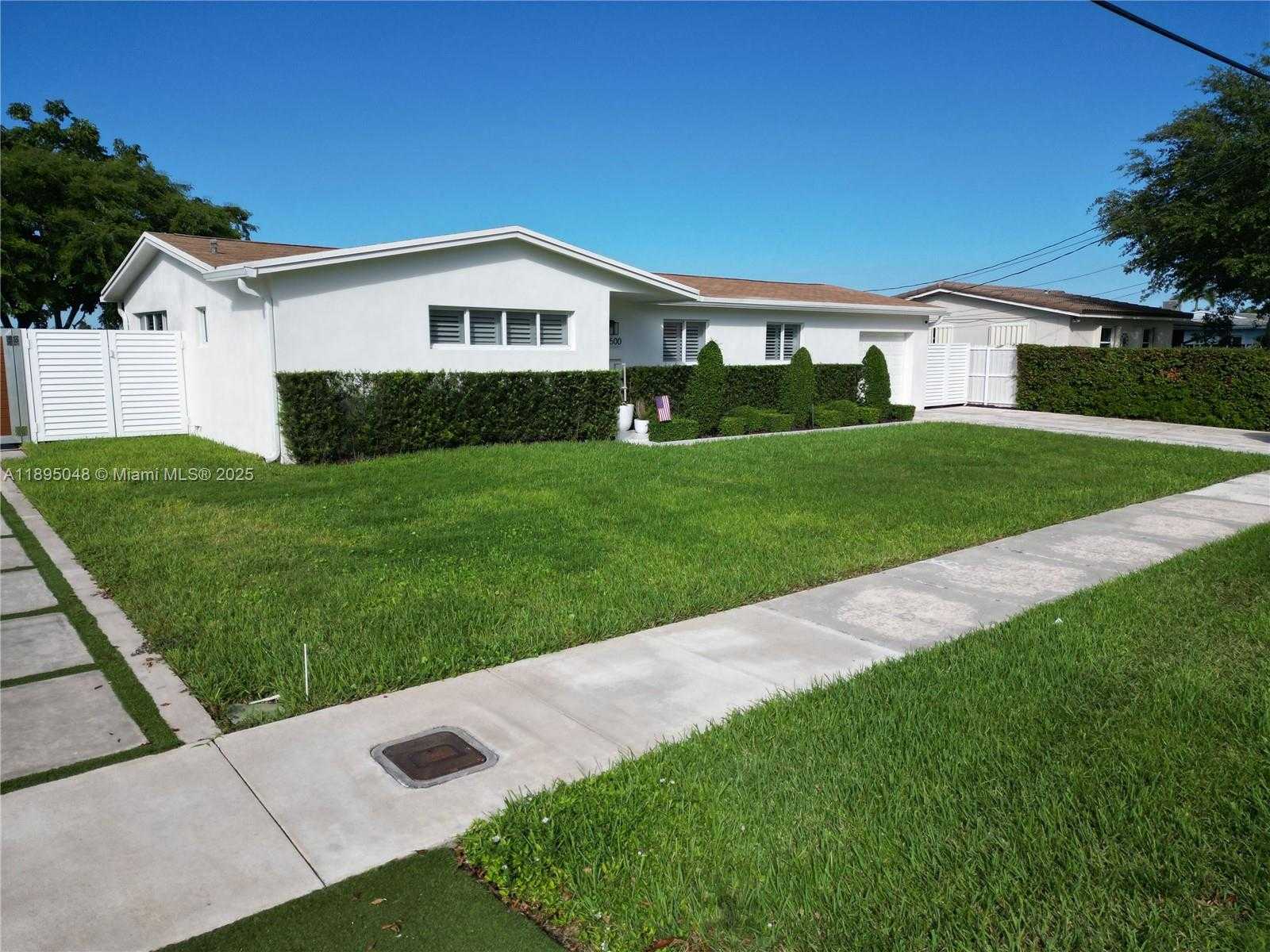 Small Image of 17500 NORTH WEST 82ND CT, Hialeah Number 3