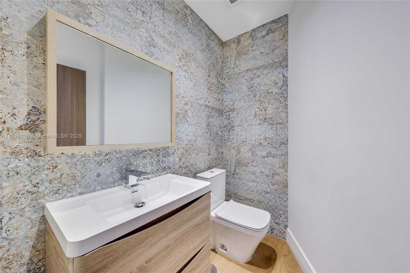 Small Image of 5244 ALTON RD, Miami Beach Number 11