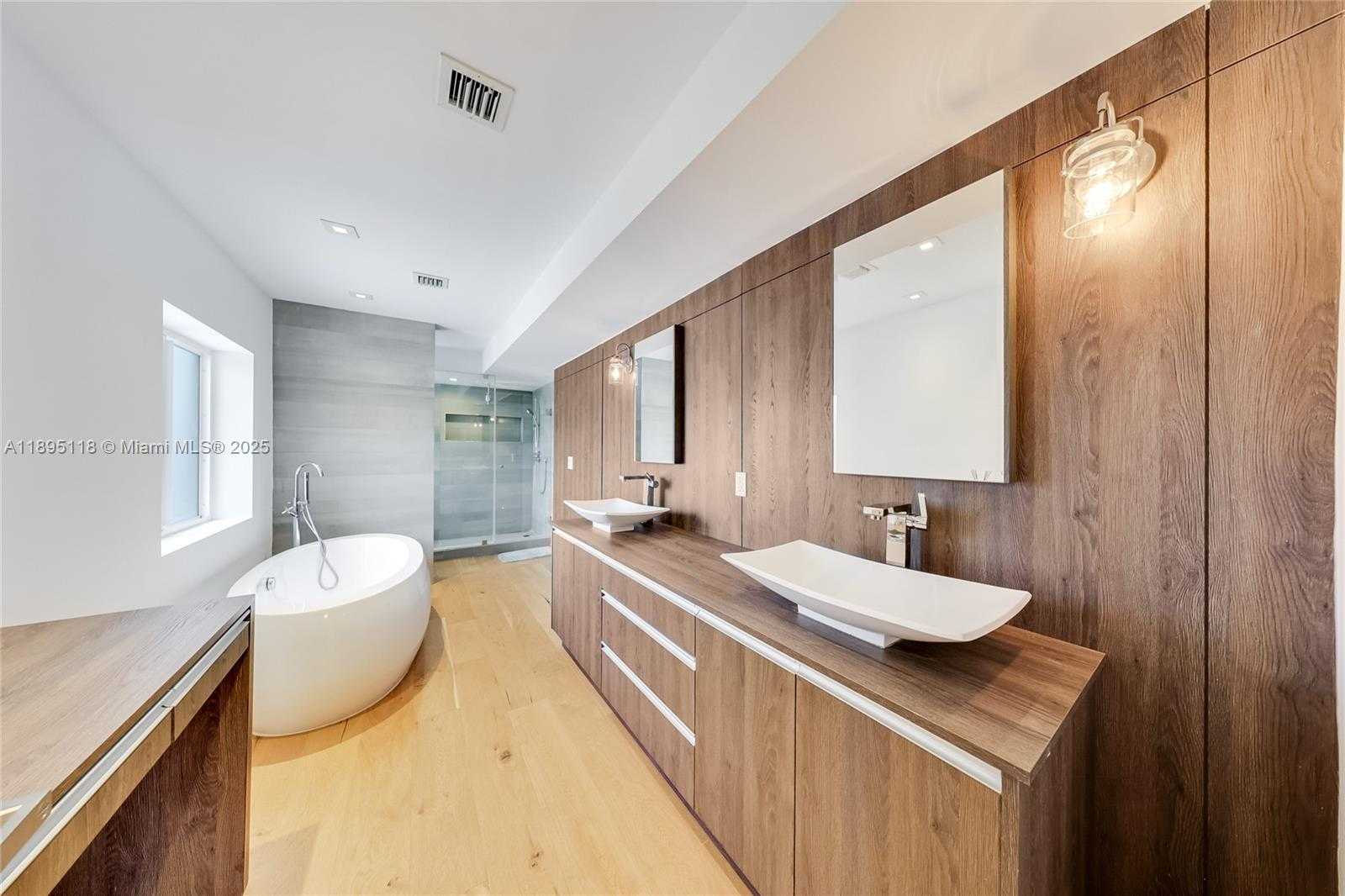 Small Image of 5244 ALTON RD, Miami Beach Number 12