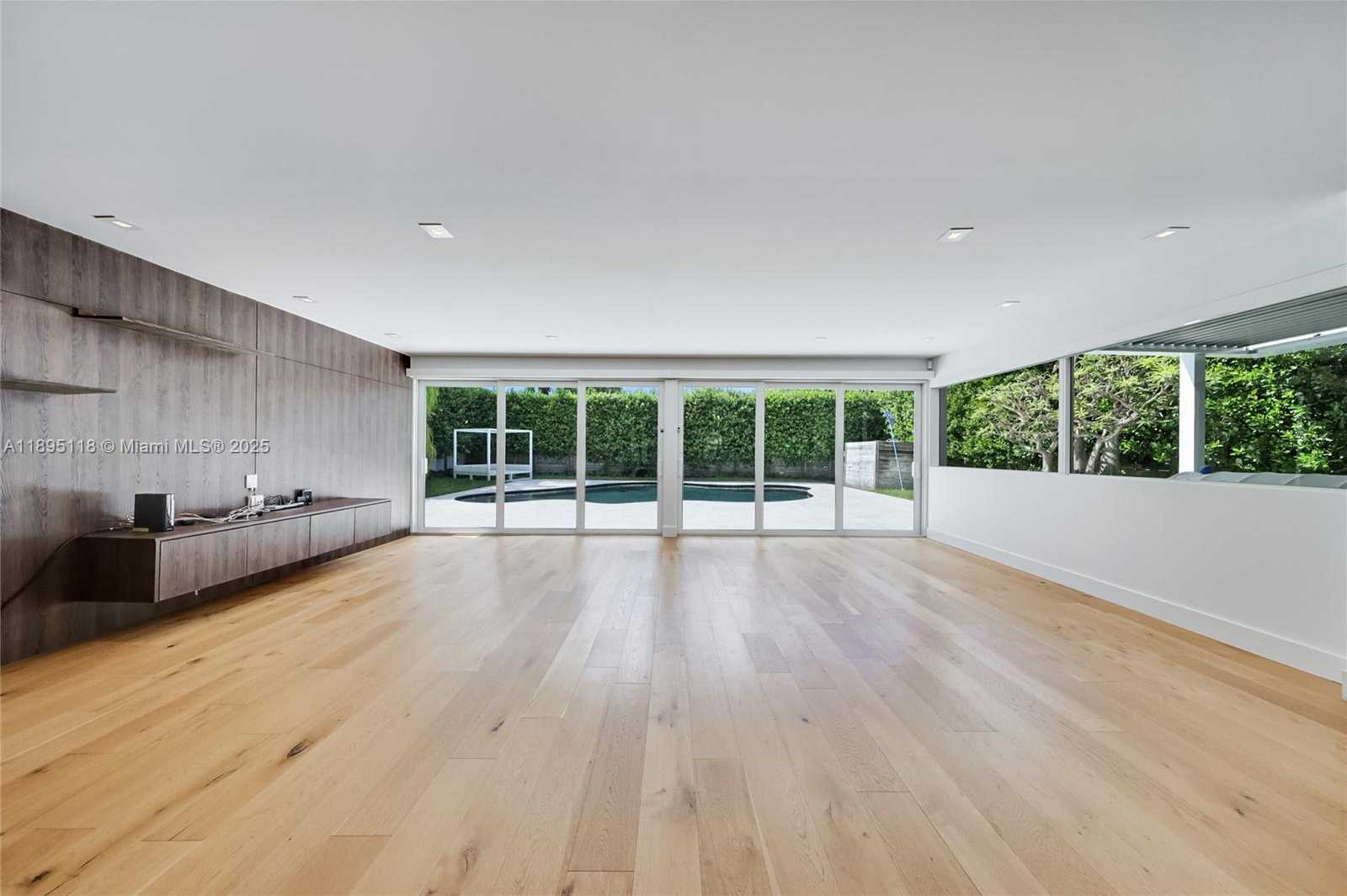 Small Image of 5244 ALTON RD, Miami Beach Number 4