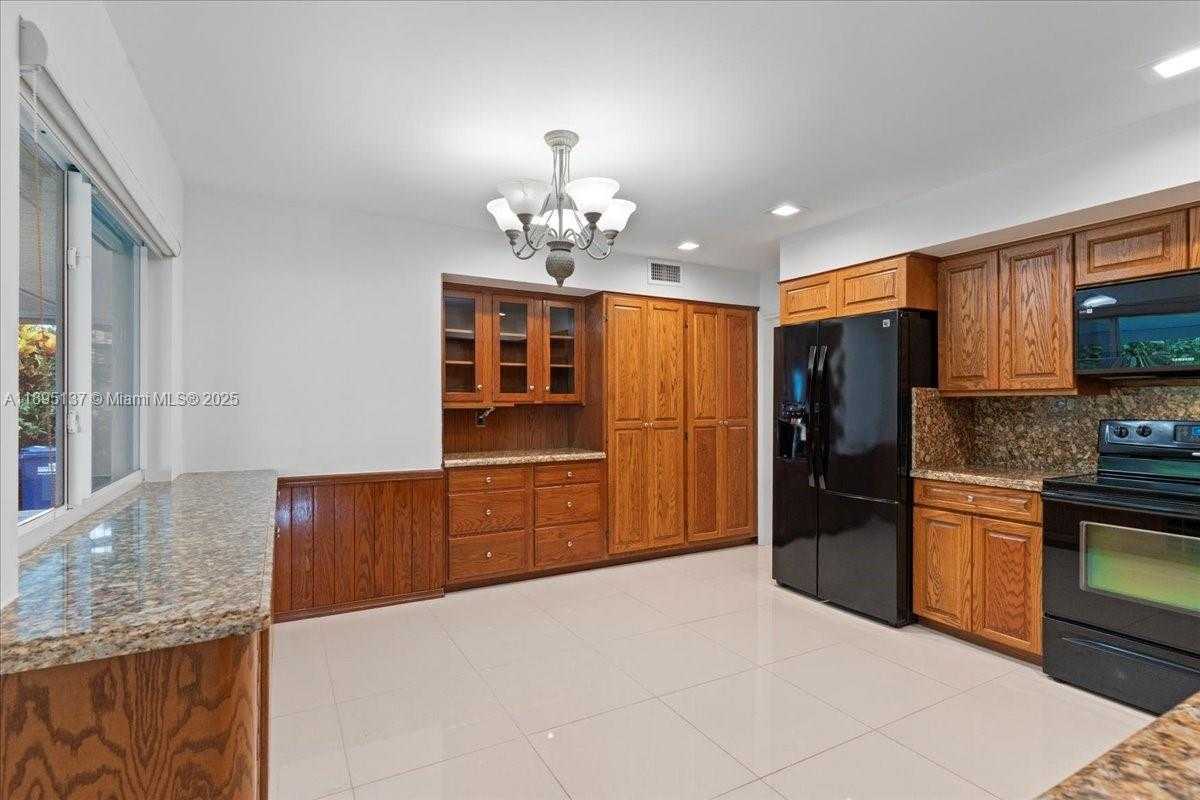 Small Image of 1961 NORTH EAST 188TH ST, Miami Number 20