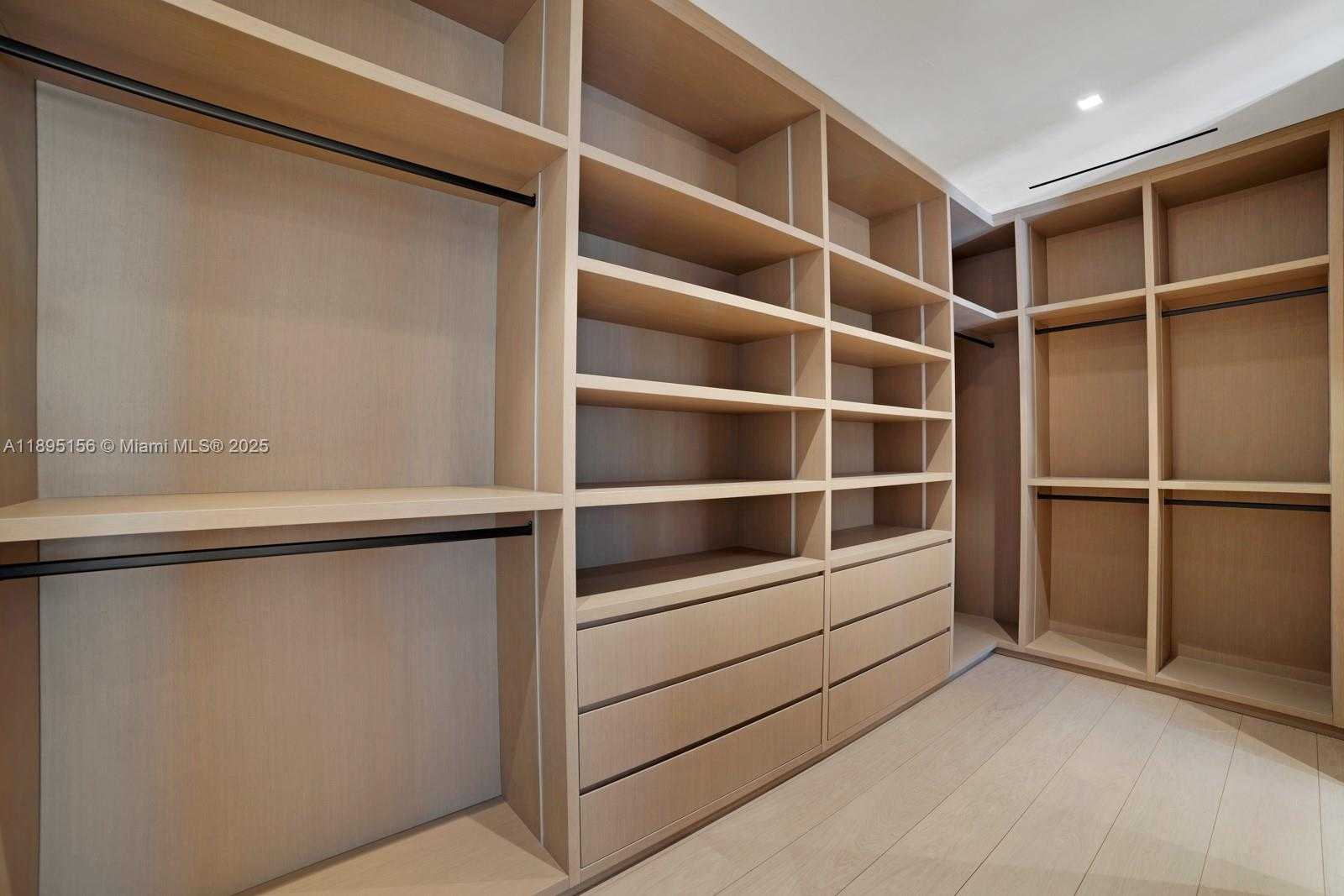 Small Image of 5300 NORTH BAY RD, Miami Beach Number 27