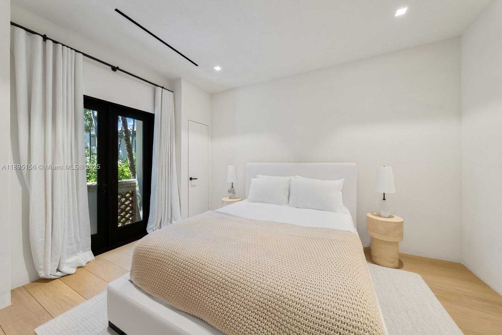 Small Image of 5300 NORTH BAY RD, Miami Beach Number 33