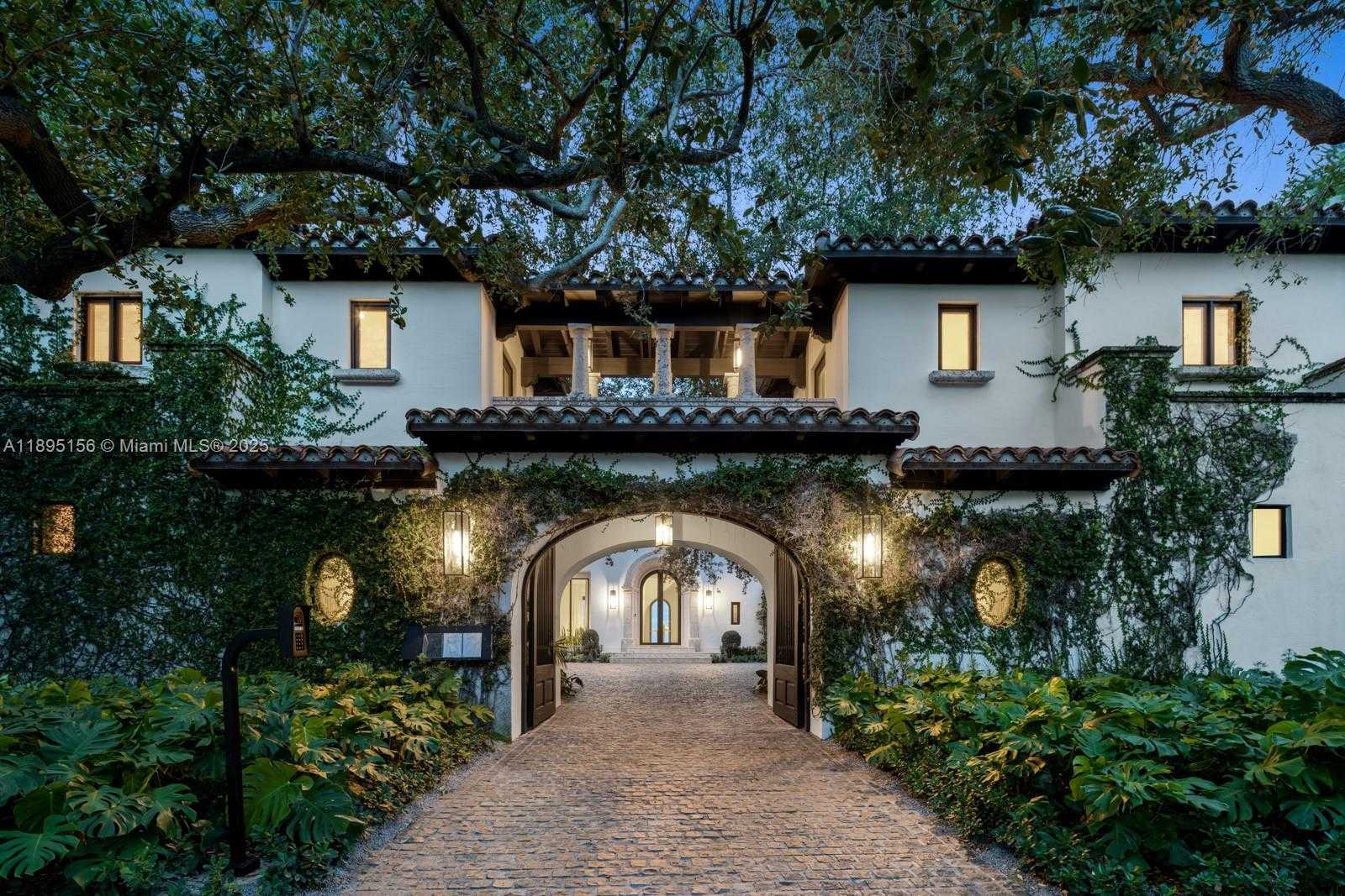 Small Image of 5300 NORTH BAY RD, Miami Beach Number 4