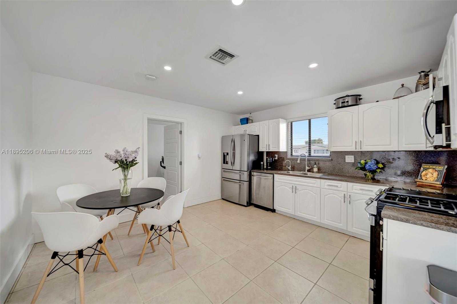 Small Image of 8340 NORTH WEST 178TH ST, Hialeah Number 11