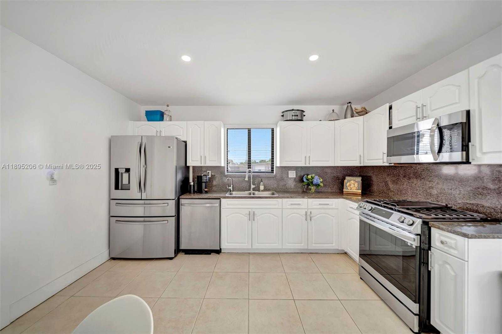 Small Image of 8340 NORTH WEST 178TH ST, Hialeah Number 13