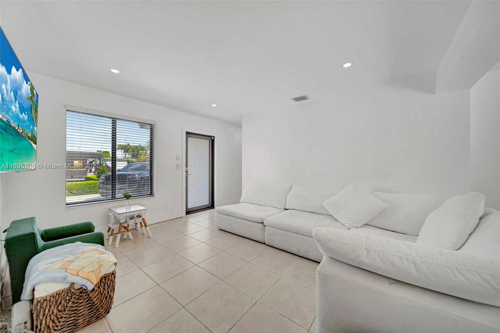 Small Image of 8340 NORTH WEST 178TH ST, Hialeah Number 3