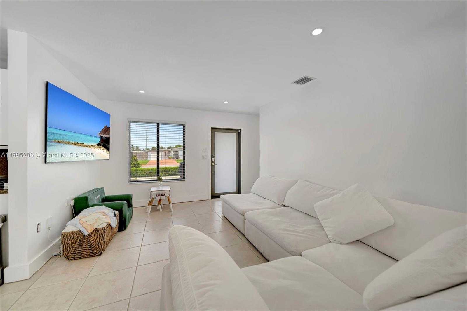 Small Image of 8340 NORTH WEST 178TH ST, Hialeah Number 4