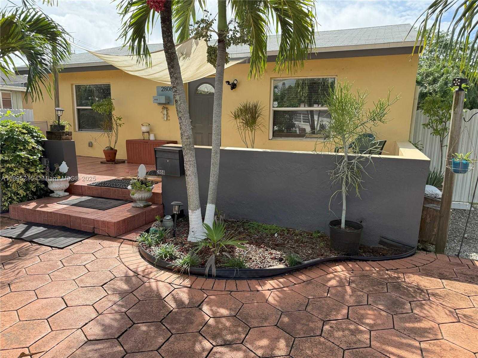Small Image of 2808 RODMAN ST, Hollywood Number 2
