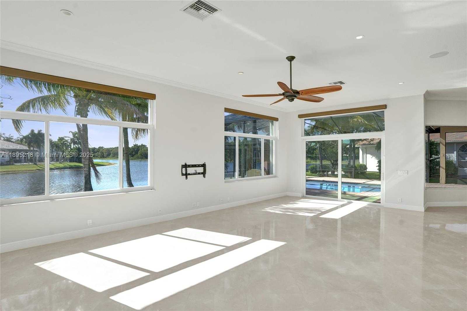 Small Image of 2715 EDGEWATER CT, Weston Number 17