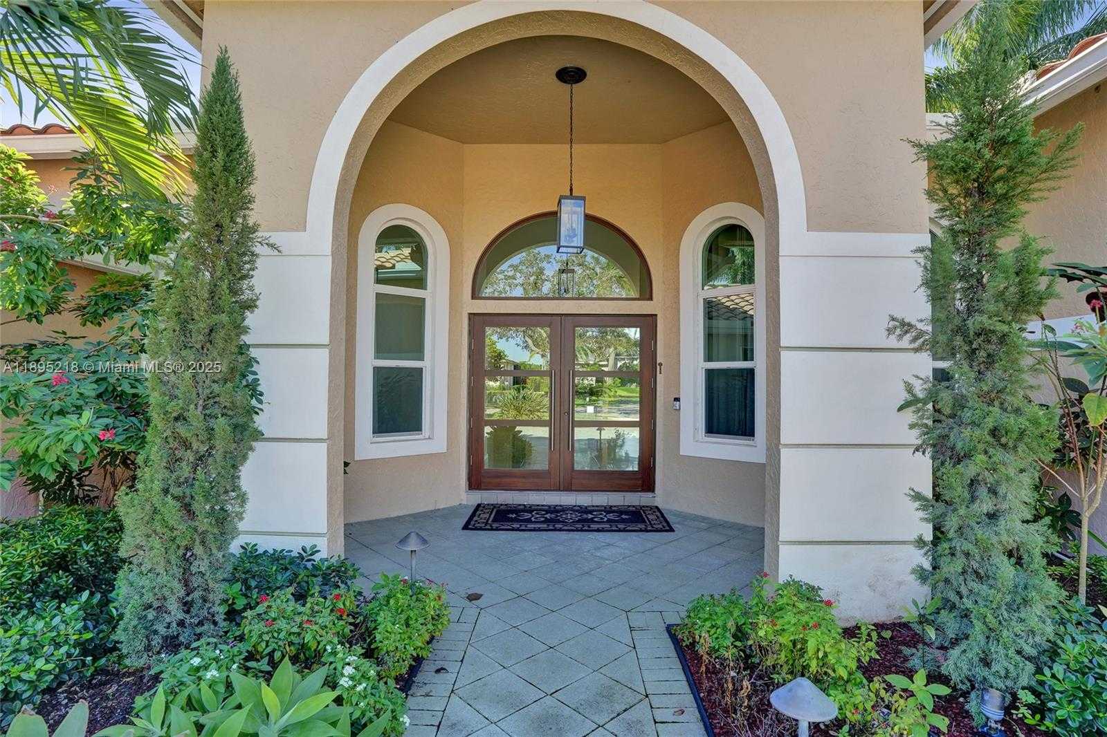 Small Image of 2715 EDGEWATER CT, Weston Number 2
