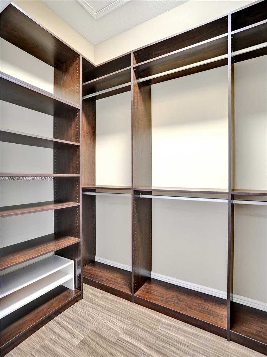 Small Image of 2715 EDGEWATER CT, Weston Number 29