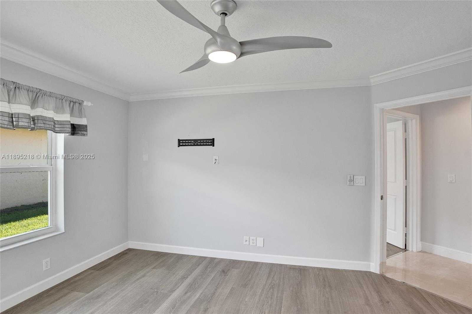 Small Image of 2715 EDGEWATER CT, Weston Number 37