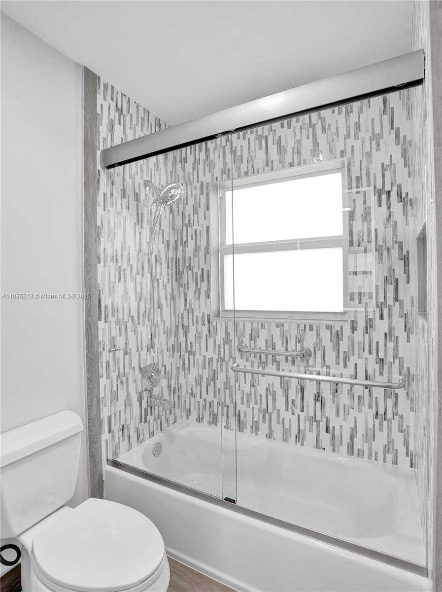 Small Image of 2715 EDGEWATER CT, Weston Number 38