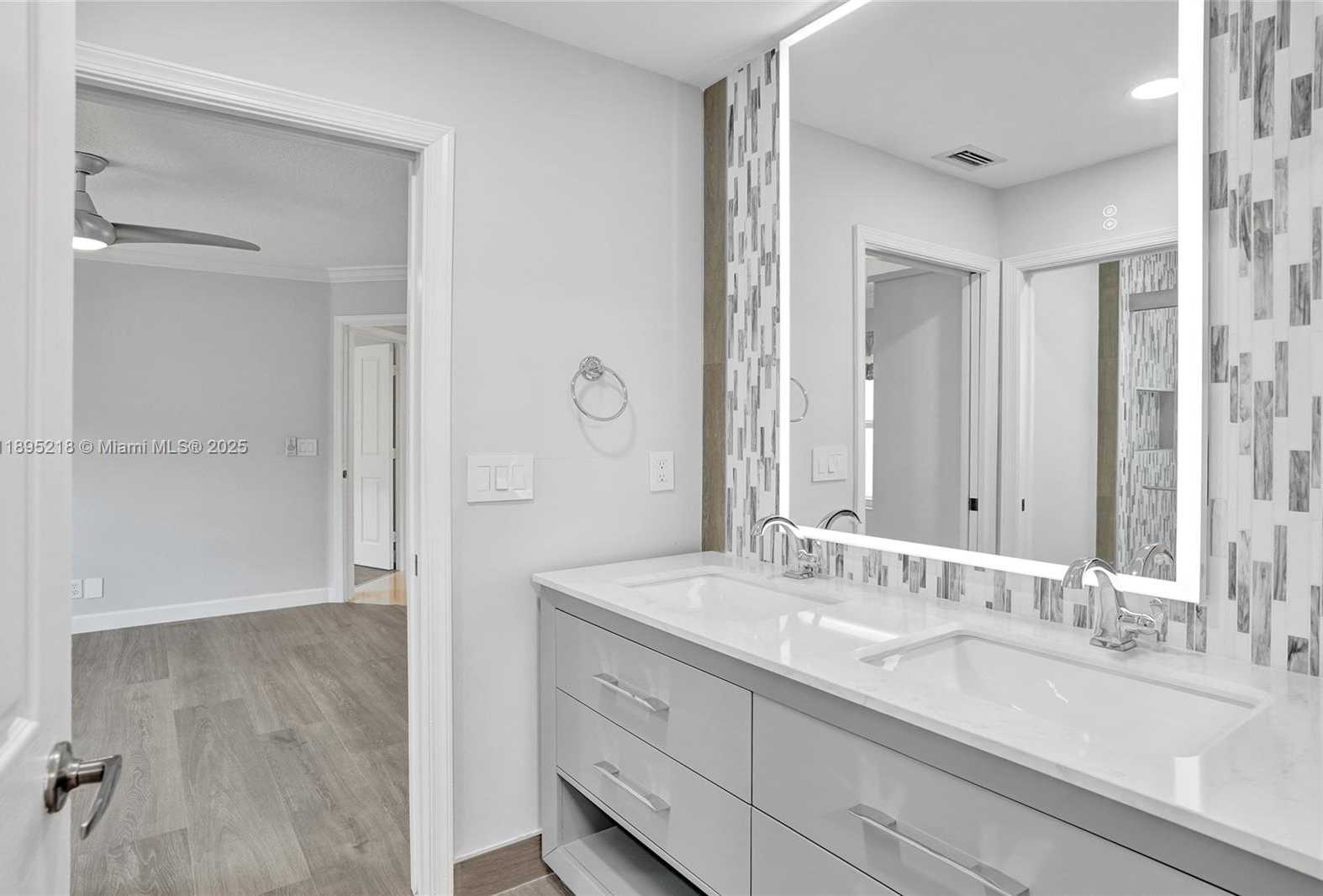 Small Image of 2715 EDGEWATER CT, Weston Number 39